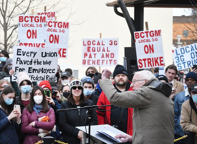 Senator AS Bernie Sanders dari Vermont berbicara pada rapat umum untuk pemogokan pekerja Kellogg di Farmers Market Square di Battle Creek, Michigan pada 17 Desember 2021.