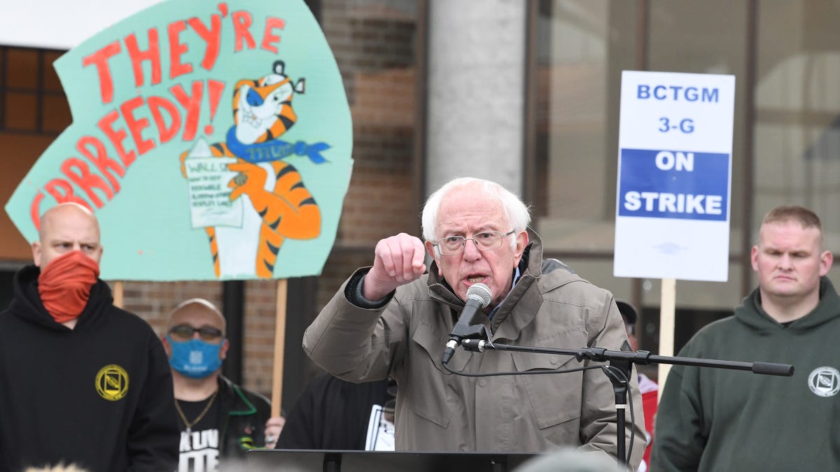 Senator AS Bernie Sanders berbicara di rapat umum karena mogok pekerja Kellogg