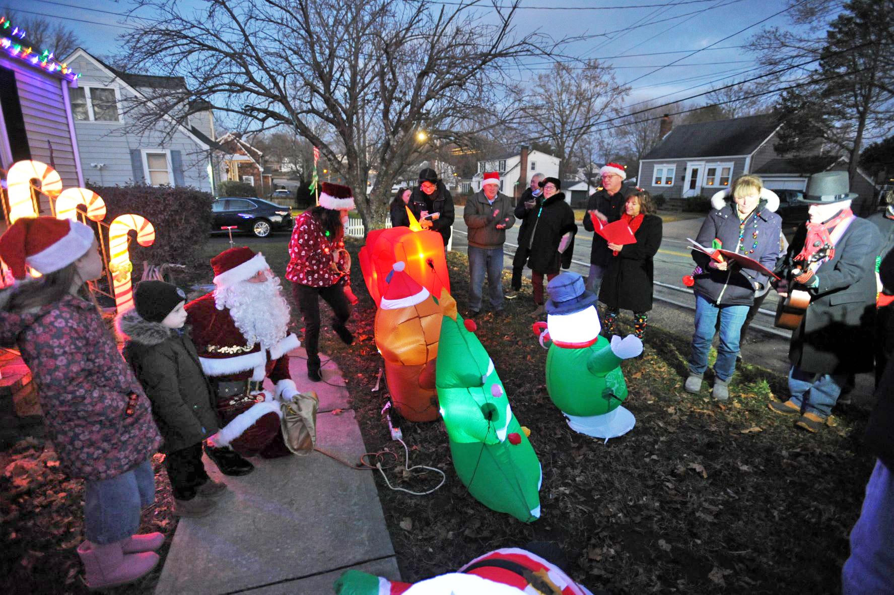 Chelmsford Ma Christmas Parade 2022 Weymouth's 'Mighty Quinn' Visited By Christmas Carolers On Bus Tour