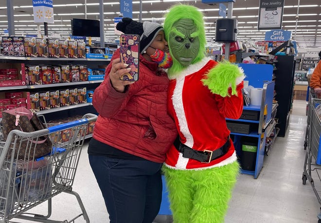 The Grinch (Nikia Montgomery) helped Quarran DuBois Perkins by paying for everything in her shopping cart on Monday, Dec. 19. In a message to Montgomery, Perkins said: "This year is my third year kidney anniversary and I'm grateful for you and your life, you truly are a blessing."