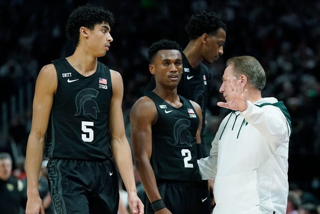 Michigan State head coach Tom Izzo talks with guard Max Christie (5) and guard Tyson Walker (2) during the second half of an NCAA college basketball game against Oakland, Tuesday, Dec. 21, 2021, in Detroit.