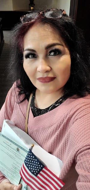 El día de tomar el juramento de ciudadanía, recibió un certificado de naturalización que la convertía en ciudadana de los Estados Unidos y una bandera estadounidense. Hernández, Bossier City, Louisiana, prestó juramento en Shreveport, Los Ángeles, en noviembre.