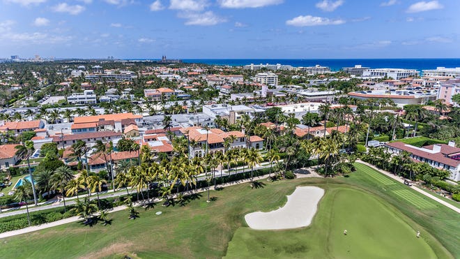 With red barrel-tile roofs, houses stretch along Golfview Road, the private Palm Beach street that runs along the Everglades Club Golf Course, a block south of Worth Avenue. The Preservation Foundation of Palm Beach has awarded it 2021 Ballinger Award to 11 landmarked houses on Golfview Road.