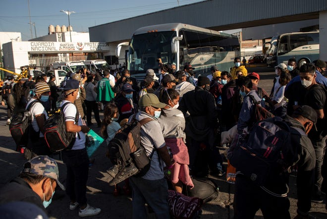 Vista de la caravana de migrantes centroamericanos a la espera de abordar los autobuses que los trasladarán a ciudades del norte del país hoy, en Ciudad de México (México).