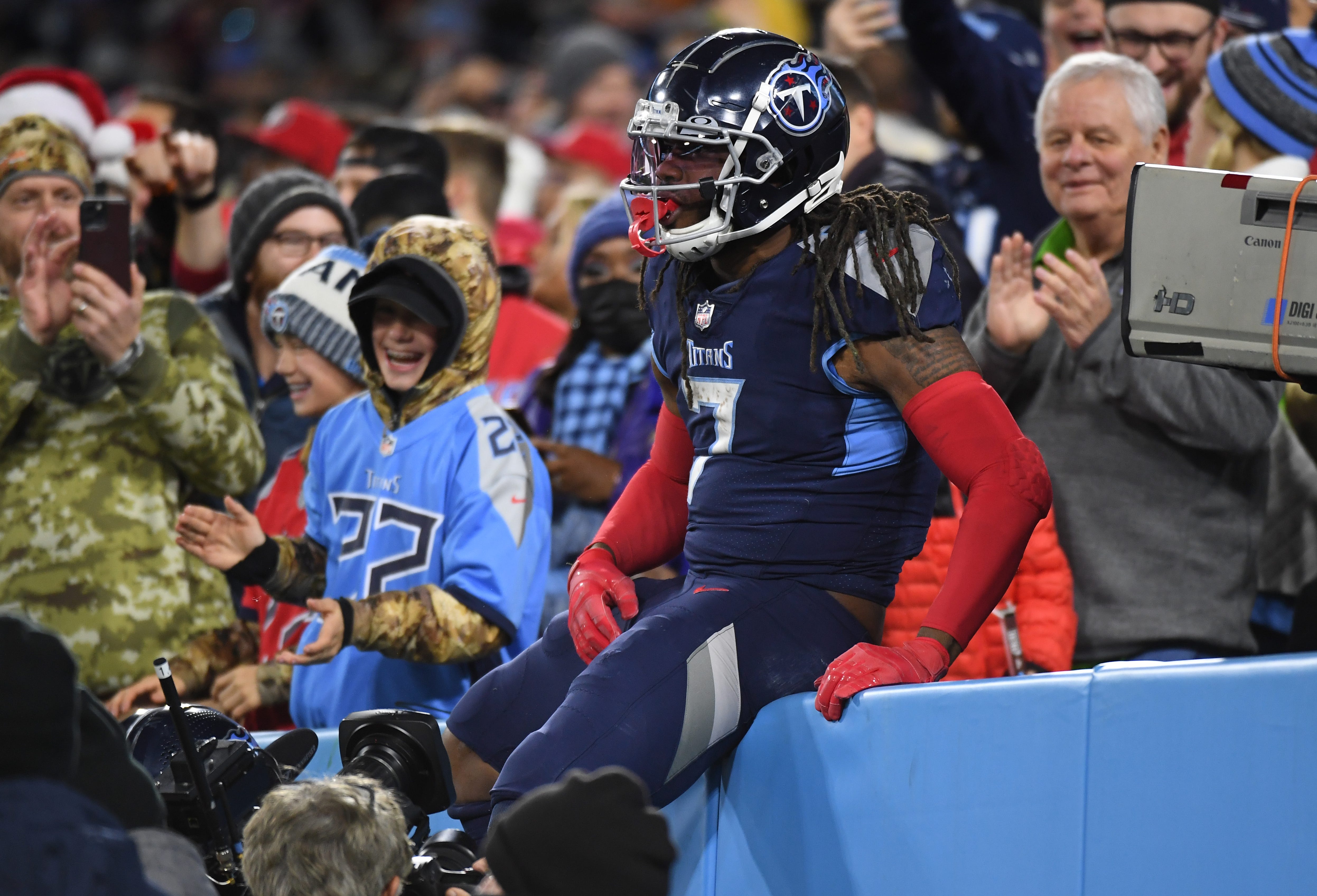 Titans edge 49ers on late field goal to close in on playoff spot, division title
