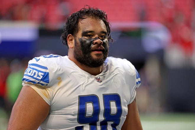 El tackle defensivo de los Detroit Lions, John Penisini (98), sale del campo después de su derrota del 26 de diciembre de 2021 ante los Atlanta Falcons en el Mercedes-Benz Stadium.