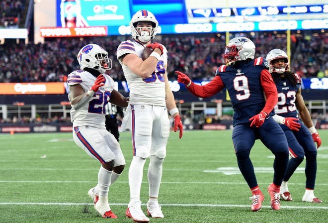 Dec 26, 2021; Foxborough, Massachusetts, USA; Buffalo Bills tight end Dawson Knox (88) catches a touchdown pass in front of New England Patriots outside linebacker Matt Judon (9) during the second half at Gillette Stadium. Mandatory Credit: Bob DeChiara-USA TODAY Sports