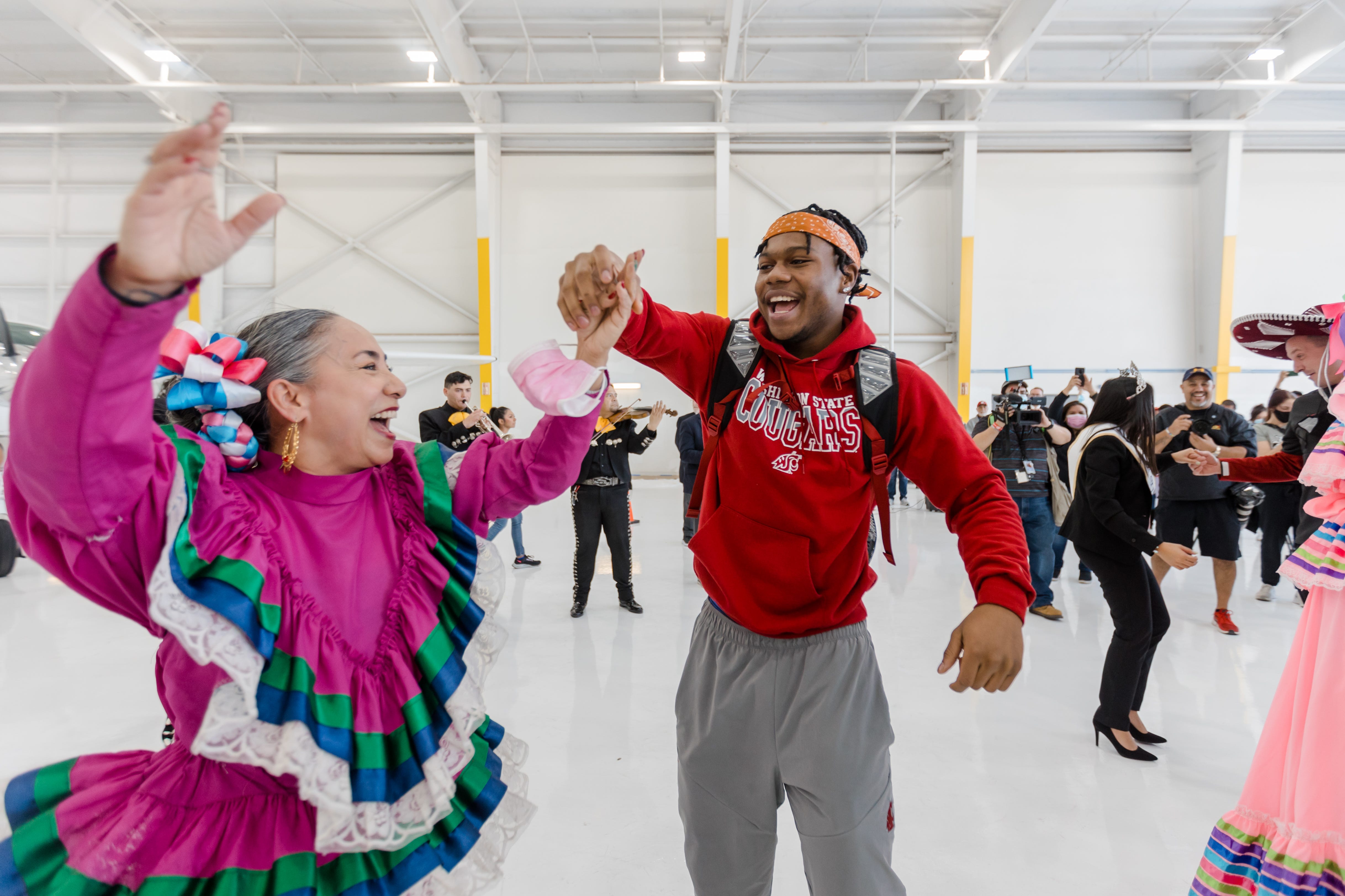 Washington State football team arrives in El Paso for the Tony the Tiger Sun Bowl