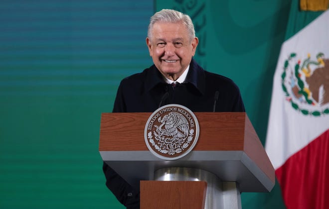 Fotografía cedida por la presidencia de México, del mandatario mexicano, Andrés Manuel López Obrador, durante una rueda de prensa en Palacio Nacional hoy, en Ciudad de México (México).