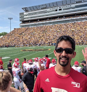 Le superfan de Rutgers Aaron Patel dans l'Iowa pour un match de football en 2019