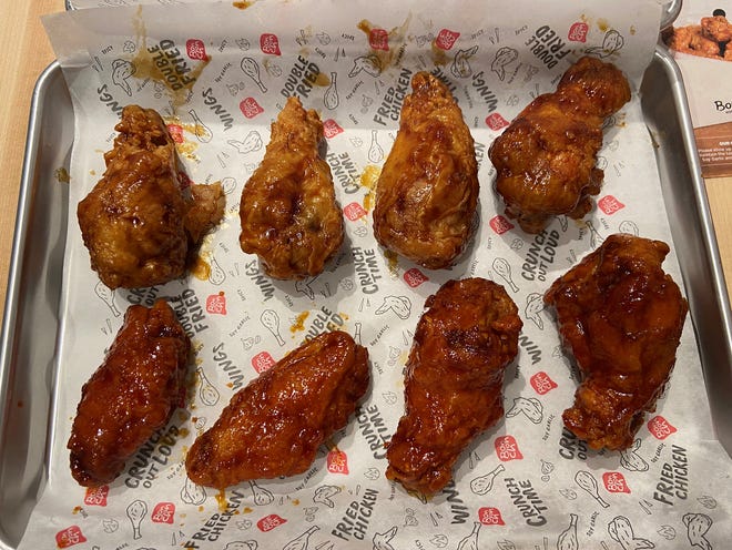 Farmington Hills의 Bonchon Korean Fried Chicken의 닭 날개.