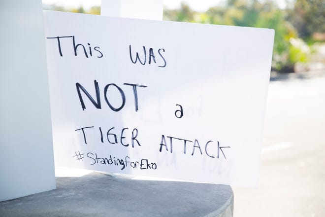 Un semn care spune "Acesta NU este un atac de tigru.  #StandingforEko" a părăsit parcarea grădinii zoologice din Napoli din Caribbean Gardens joi, 30 decembrie 2021, în Naples, Florida. 