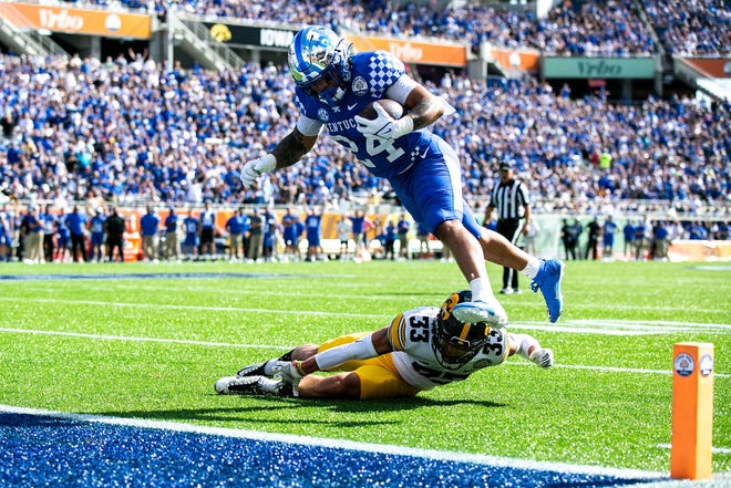 Citrus Bowl: le demi offensif du Kentucky Chris Rodriguez Jr. réussit un tacle du demi défensif de l'Iowa Riley Moss dans la zone des buts Syndication Hawkcentral