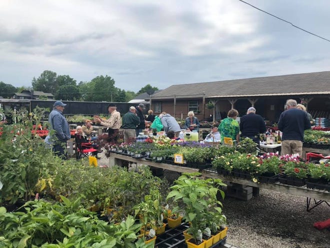 Master Gardeners of Washington County at the Green Thumb Nursery & Greenhouses in May of 2021.