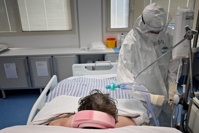 Medical worker tends to patient at COVID-19 intensive care unit (ICU) at The Institute of Clinical Cardiology (ICC) in Rome, on Dec. 30, 2021. (Alberto Pizzoli/AFP via Getty Images/TNS)