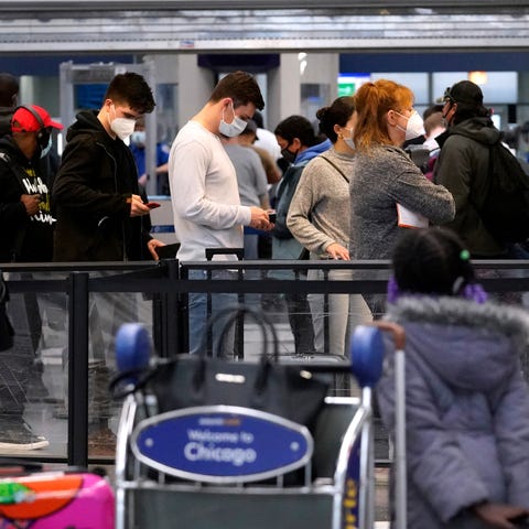 Travelers line up at Chicago's O'Hare Internationa