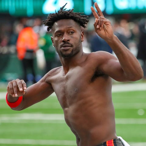 Antonio Brown gestures to the crowd as he leaves t