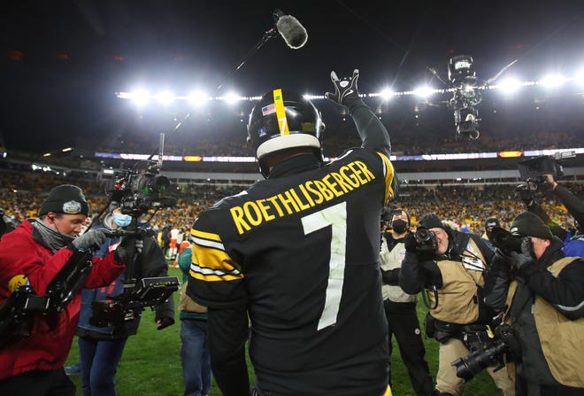 Ben Roethlisberger of the Pittsburgh Steelers waves to the crowd after his final game at Heinz Field after defeating the Cleveland Browns 26-14 Monday night in Pittsburgh, PA.