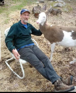 Ralph Petricone è seduto con uno dei suoi cervi nella contea di Pike.