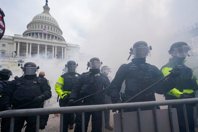 Pemberontakan mendorong tahun perubahan untuk Polisi Capitol AS