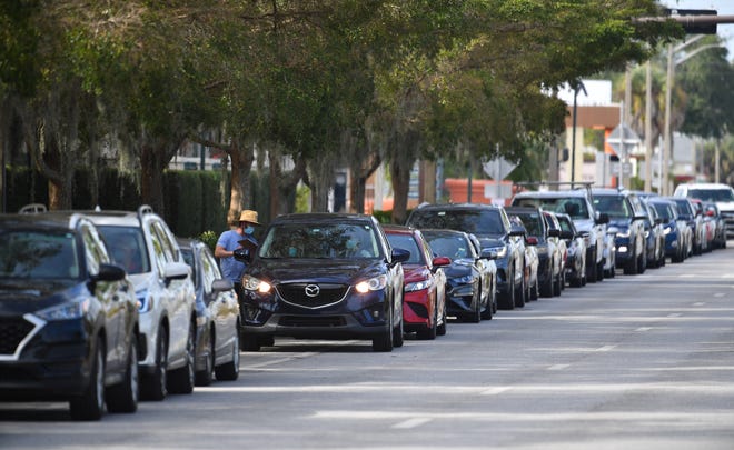 Motorists line up along 12th Street in Sarasota for the COVID testing site at Ed Smith Stadium on Thursday, Jan. 6, 2022.