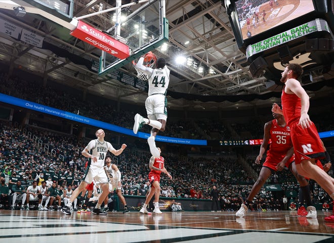 Cape Brown (44) dari Michigan State Spartan mencelupkan bola selama pertandingan melawan Nebraska Cornhauskers pada 5 Januari 2022 di East Lansing di Michigan di Breslin Center.