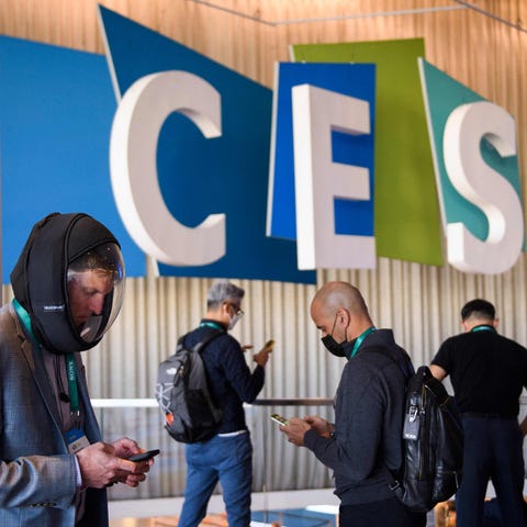 An attendee wears an AIR2 x MicroClimate full face