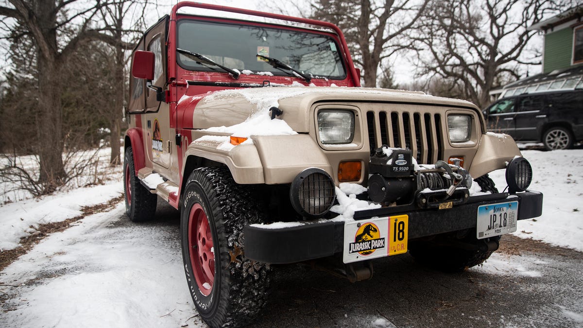 Des Moines family restores three vehicles to resemble jeeps and SUV's from  the Jurassic Park movie