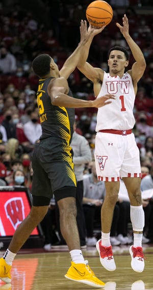 Wisconsin guard Johnny Davis scores over Iowa forward Keegan Murray in the Badgers' victory Thursday night at the Kohl Center.