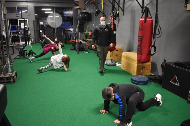 Padres e hijos se involucran en las clases de ejercicios que ofrece el instructor Omar Munguya en el gimnasio O.M.R. Performance en Salinas, California.
