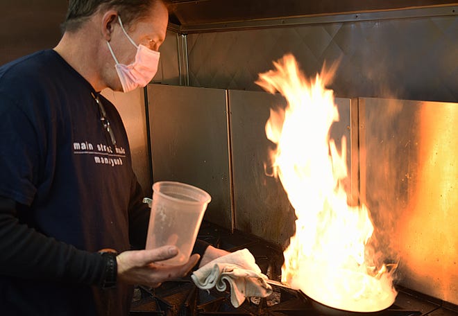 Lo chef Brendan O'Neil prepara un piatto al The Italian Kitchen al Don Carlos Club di Fall River.