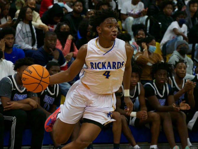 Rickards senior guard Kent Carroll (4) takes the ball to the basket in a game against Godby on Jan. 8, 2022, at Rickards High School. The Cougars defeated the Raiders, 73-59.