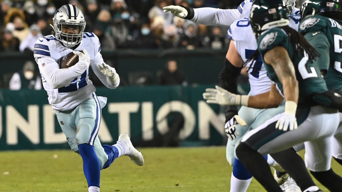 Dallas Cowboys running back Ezekiel Elliott (21) carries the ball as Philadelphia Eagles defensive back Andre Chachere (21) defends during the second quarter at Lincoln Financial Field.