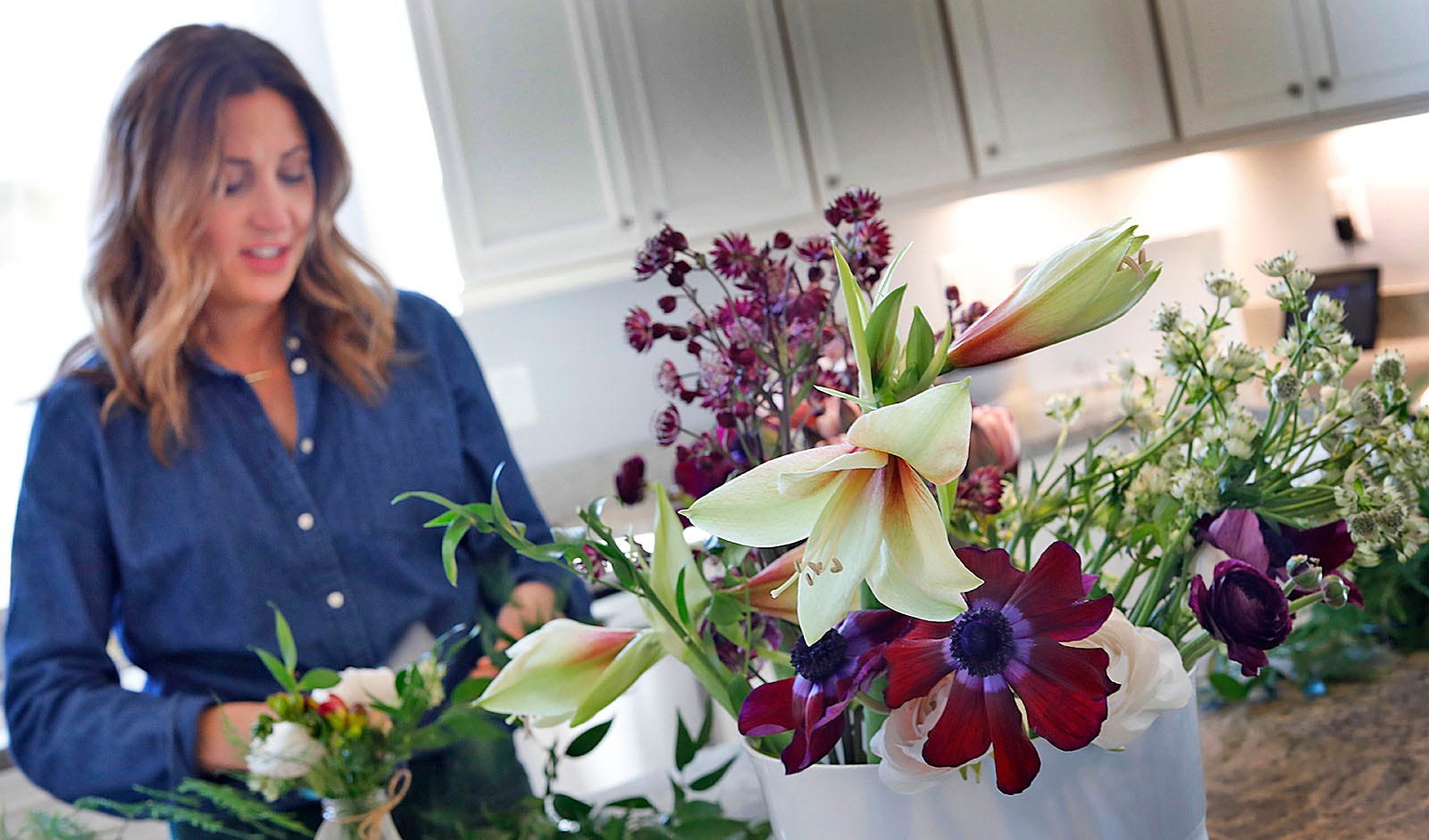 La pequeña empresa de Milton de Jenn Goonan, Cheers to Flowers, dona un ramo a un centro para personas mayores por cada ramo vendido.
