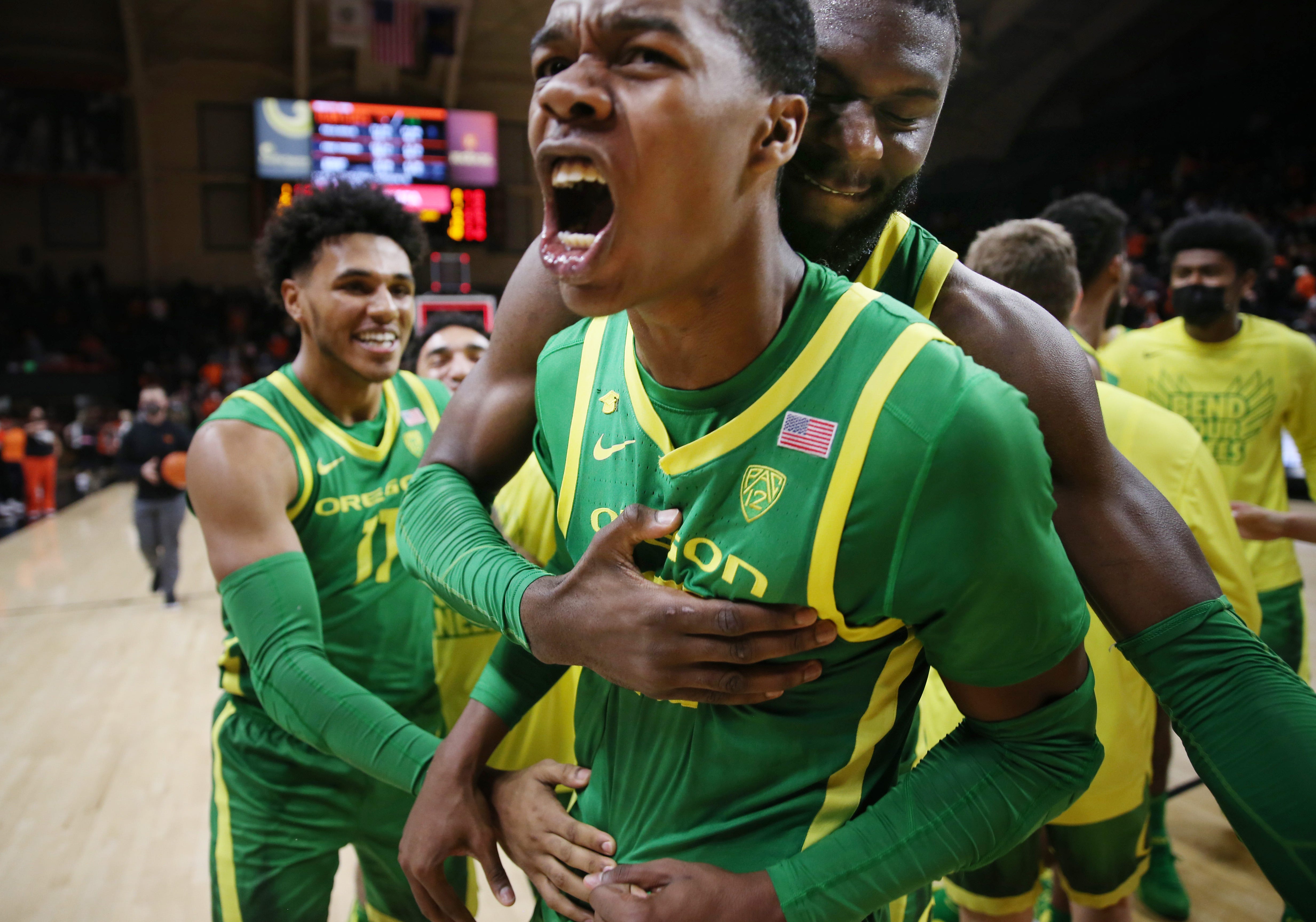 Oregon men's basketball holds on to defeat Oregon State
