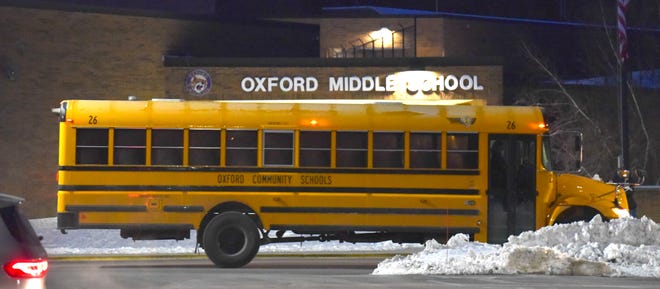 Bus menurunkan siswa SMA di Oxford High School, Selasa, 11 Januari 2022.