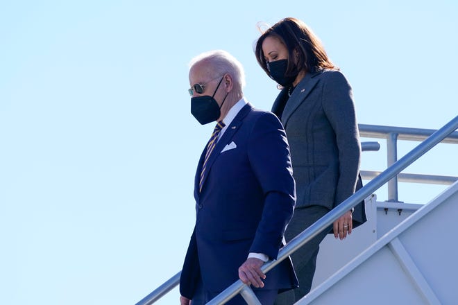 El presidente Joe Biden y la vicepresidenta Kamala Harris bajan del Air Force One el martes 11 de enero de 2022 en el Aeropuerto Internacional Hartsfield-Jackson de Atlanta en Atlanta.