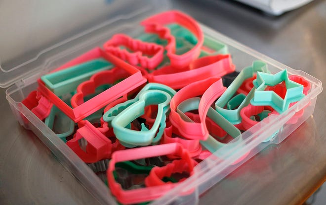 Jenn Jordan Leslie, „Tiny Kitchen Cookie Company“ savininkė Veimute, gamina individualius sausainių formeles su 3D spausdintuvu.