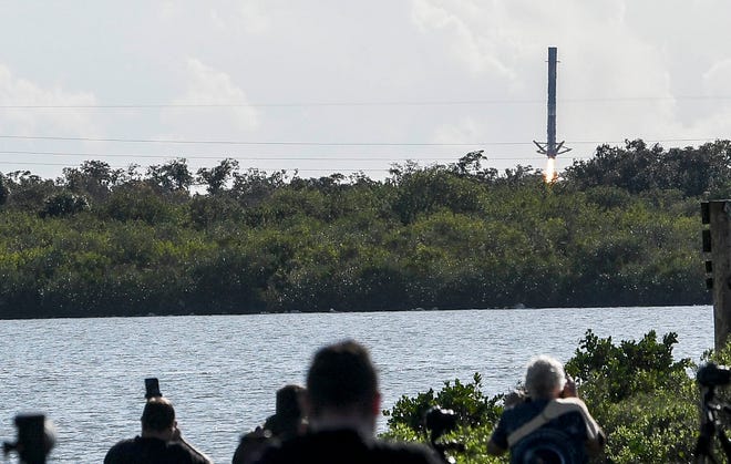 A SpaceX Falcon 9 booster comes in for landing Thursday morning, January 13, 2022. The rocket carried a number of small satellites on a ridesharing mission.   Mandatory Credit: Craig Bailey/FLORIDA TODAY via USA TODAY NETWORK
