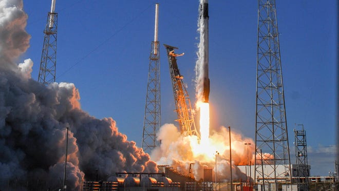 Kruīza kuģis ieiet palaišanas bīstamības zonā, liekot SpaceX atkal tīrīt