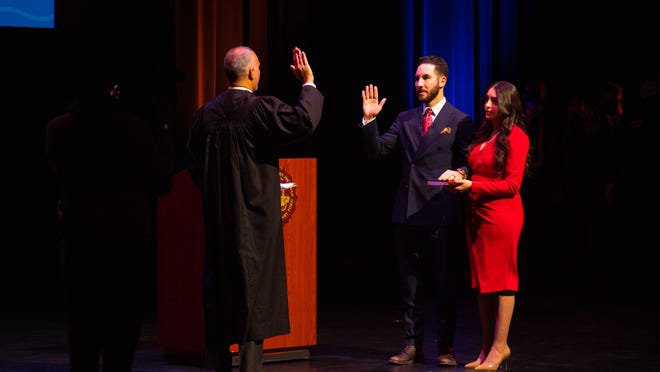 يوم السبت 15 يناير 2022 ، كان رئيس البلدية عبد الله هـ في ديربورن بولاية ميشيغان.  القاضي هلال أ. لحمود.  أدى فرحات اليمين الدستورية.