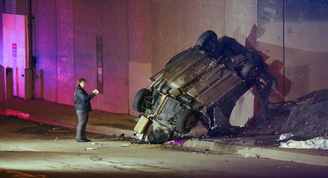 Mobil terjun dari jalan raya layang California, 3 orang tewas