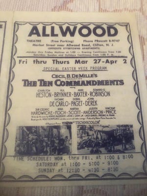 Reclamă pentru reprezentația Cele zece porunci la Clifton's Allwood Theatre.  Nu știu când a fost publicat anunțul, dar filmul a fost lansat în 1956.