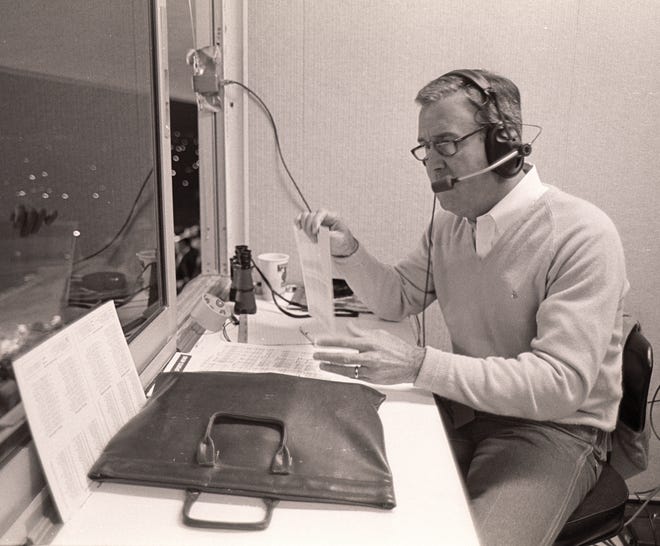 Before he went on to star at ESPN covering college football, Ron Franklin was a Texas radio broadcaster and served as football and basketball play-by-play man for Longhorns radio broadcasts from 1983-88. He died Tuesday in Austin at the age of 79.