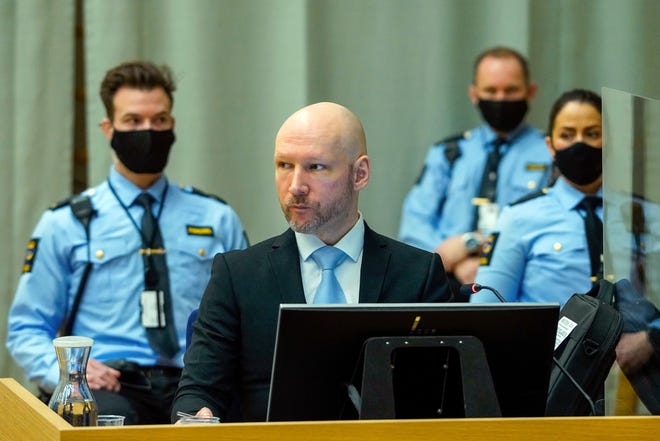Pembunuh massal Norwegia Anders Behring Breivik duduk di ruang sidang darurat di penjara Skien pada hari kedua persidangannya di mana dia meminta pembebasan bersyarat, di Skien, Norwegia, Rabu, 19 Januari 2022.