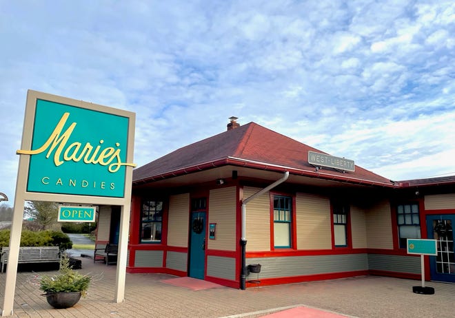 Marie's Candies znajduje się w odrestaurowanej zabytkowej zajezdni kolejowej w West Liberty.