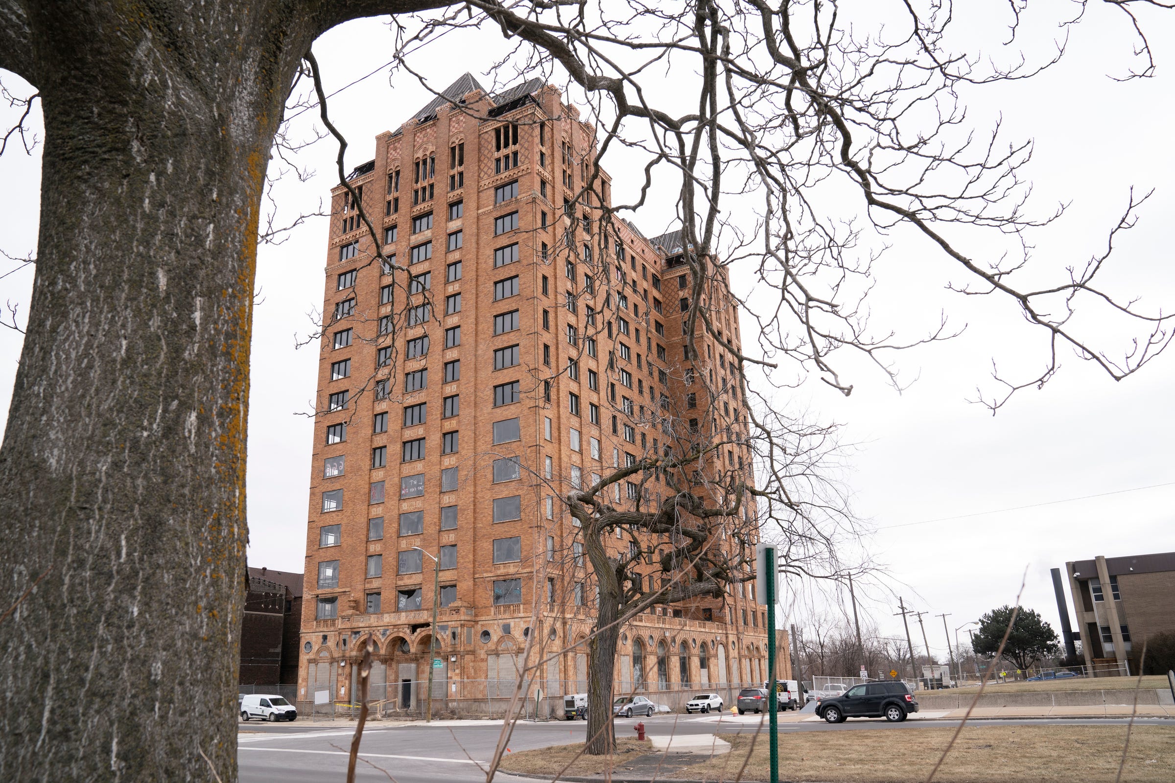 Grand old Detroit high-rise Lee Plaza will feature senior apartments