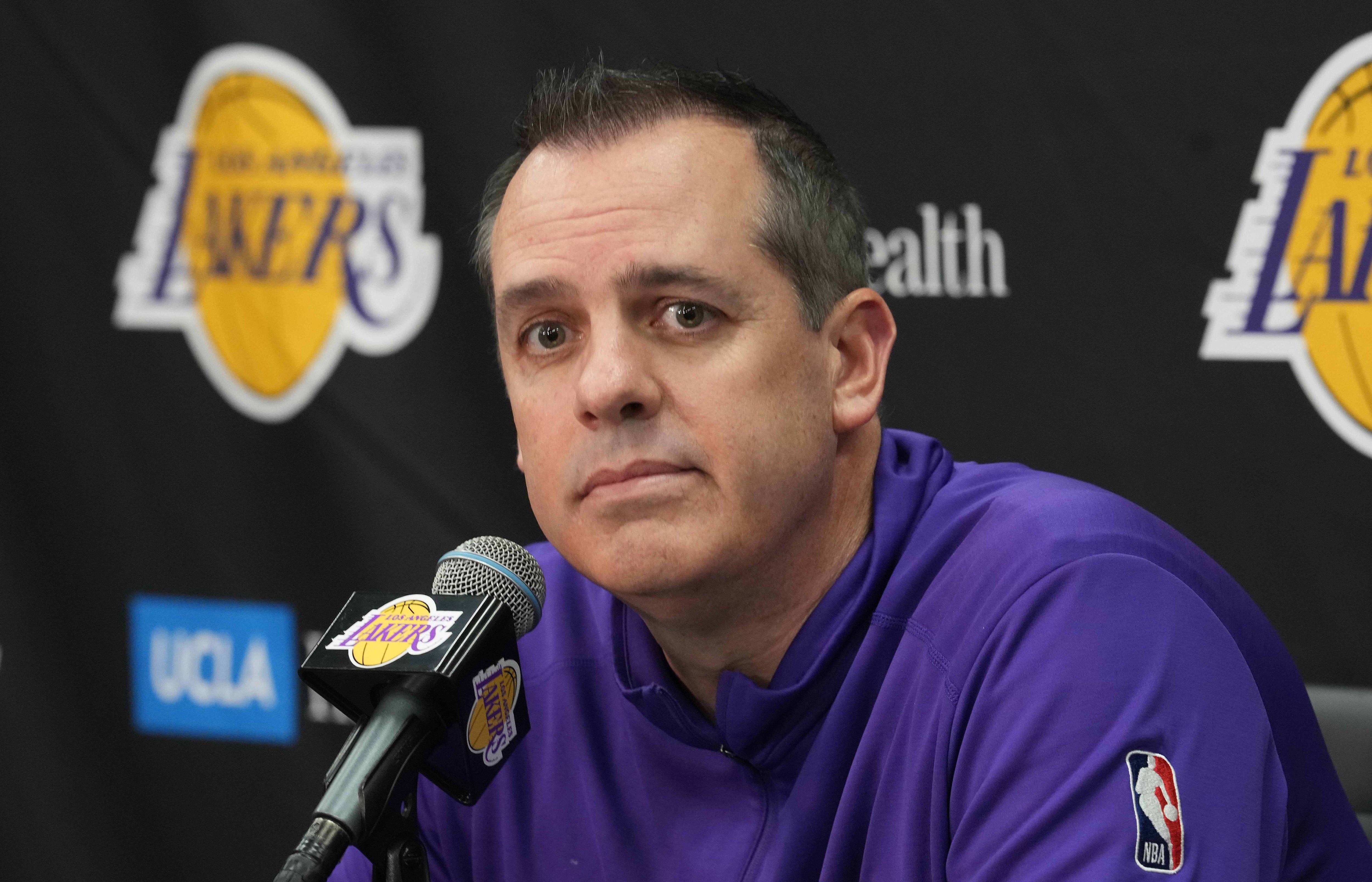 Arriba 101+ imagen lakers fired coach