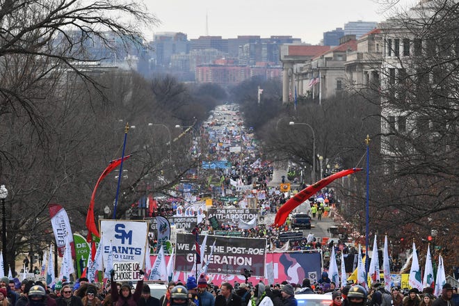 انسداد اسقاط حمل کے کارکن 21 جنوری 2022 کو واشنگٹن ڈی سی میں 49ویں سالانہ مارچ فار لائف میں حصہ لے رہے ہیں۔