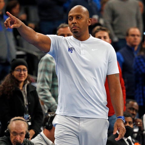 Memphis head coach Penny Hardaway gives direction 